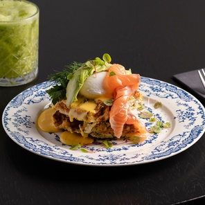 Вафля из цукини и творога с лососем и пашот