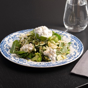 Зелёный салат с зернёным творогом