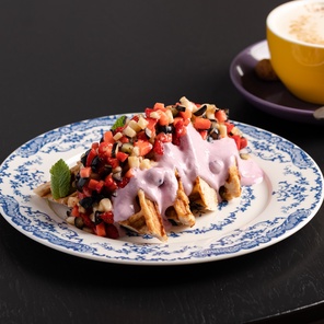 Вафля овсяная с тартаром из банана и клубники