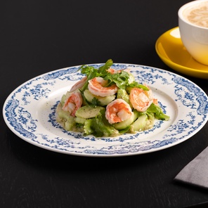 Салат с креветками и муссом из авокадо