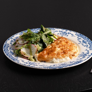 Белковый омлет с зелёным салатом