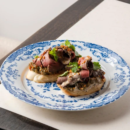 Кростини с ростбифом и пюре из печеных баклажанов