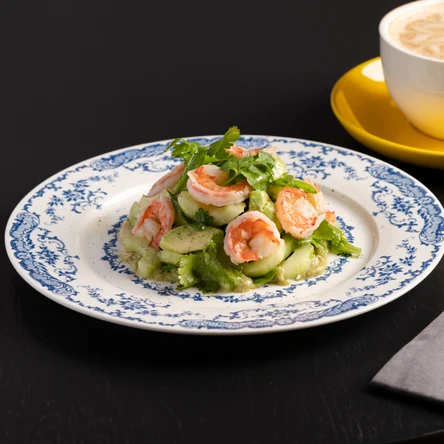 Салат с креветками и муссом из авокадо