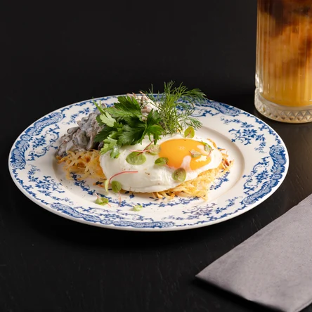 Драник-вафля с грибами в сливочном соусе, яйцо