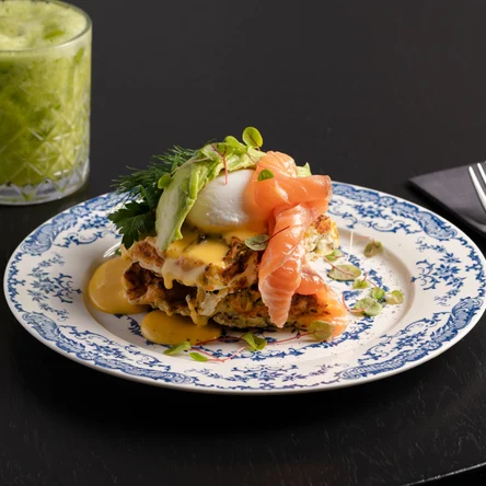 Вафля из цукини и творога с лососем и пашот