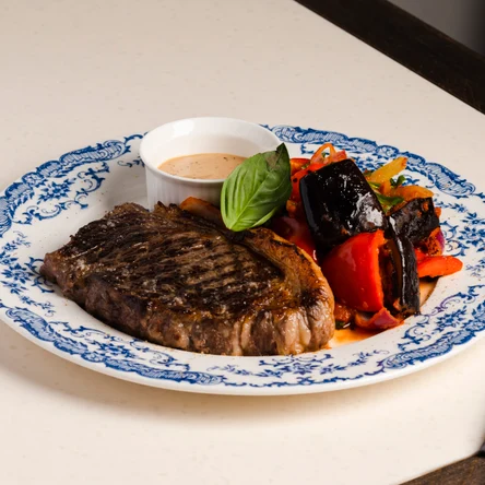 Стейк стриплойн с овощной капонатой