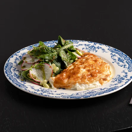 Белковый омлет с зелёным салатом