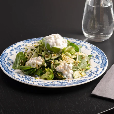 Зелёный салат с зернёным творогом