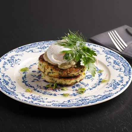 Оладьи из цукини с яйцом пашот